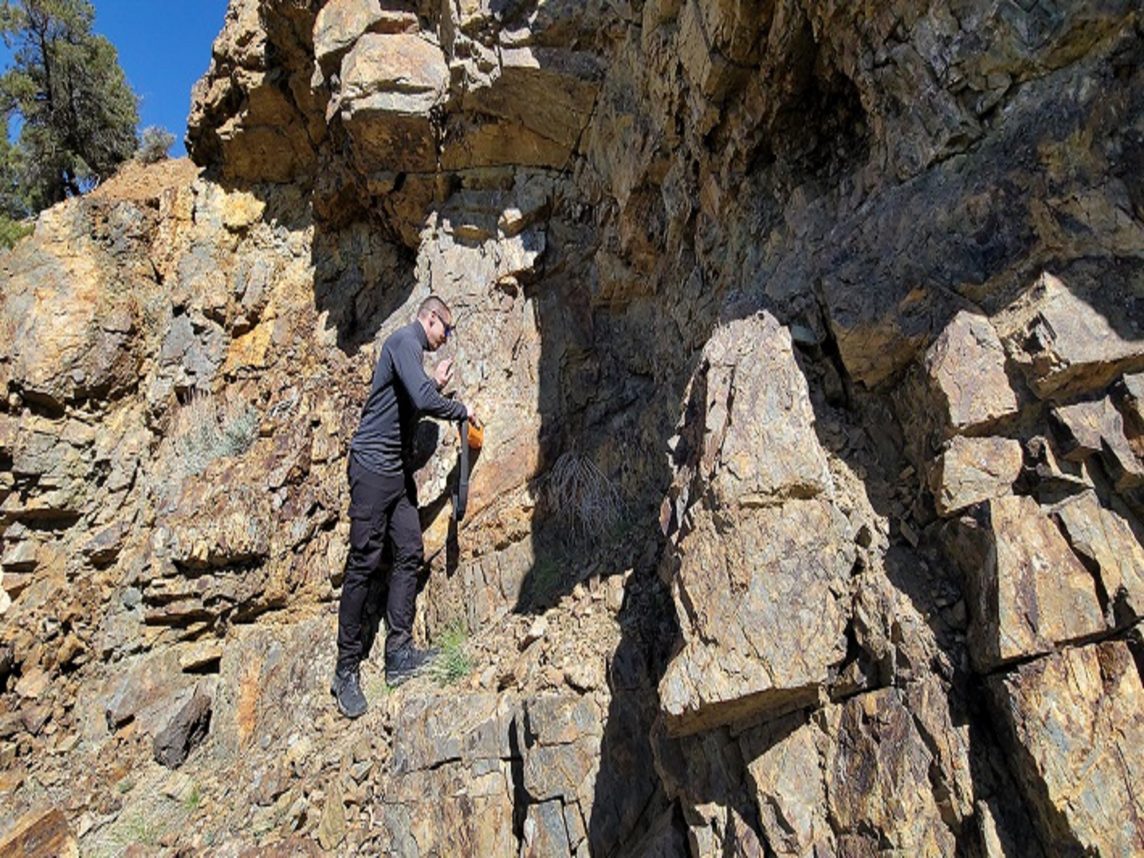 Gerrett Ainsworth Showing off 1% Uranium Zone
